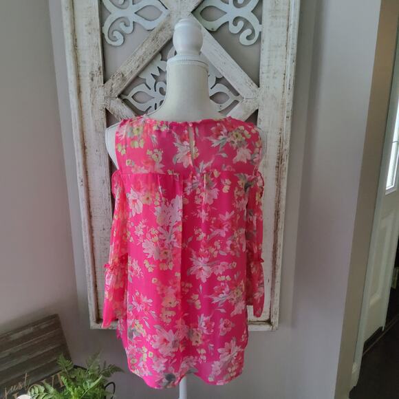 Poppi Women's Ruffe Bell Sleeve Cold Shoulder Top in Pink Floral Metallic - Picture 6 of 8